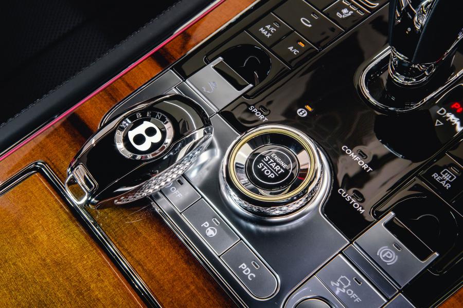 Детали интерьера Bentley Continental GT 2018 года  (MY) (фото 13 из 18)